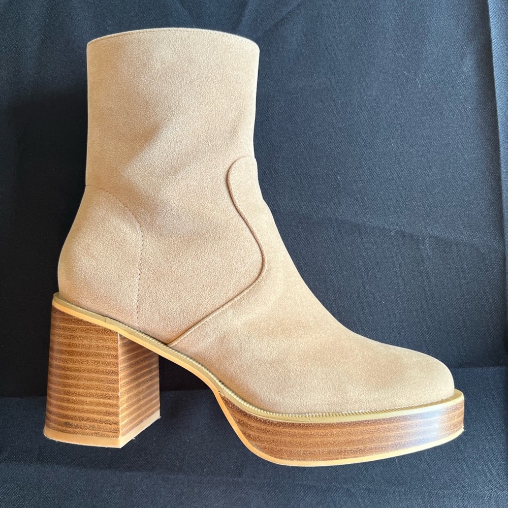 Tan leather wide-heeled ankle boots